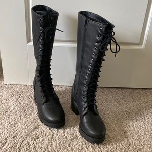 Soda with Lug Sole Laceup Boots. Size 7.5. Color Black.